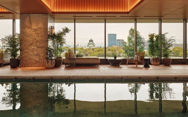 고요한 분위기의 20m 실내 수영장.