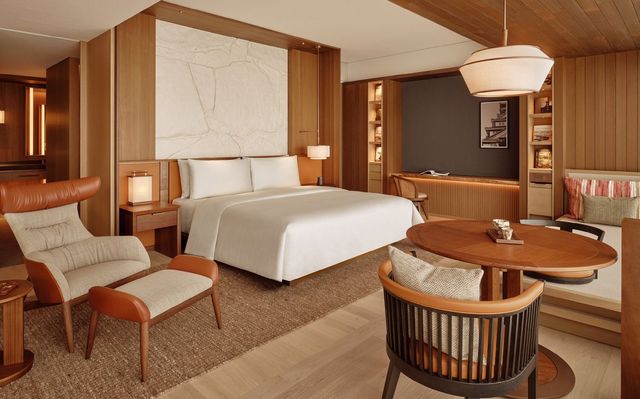 내추럴한 우드 톤 인테리어가 돋보이는 객실.