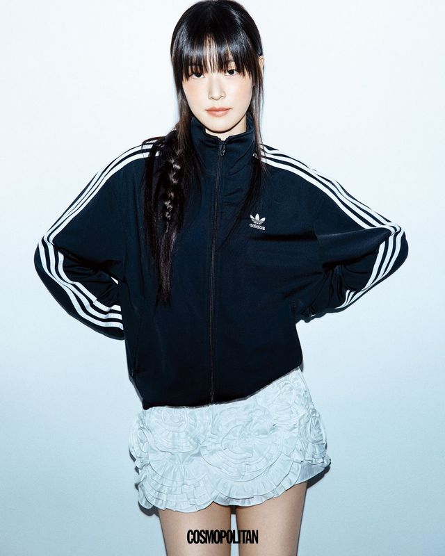 트랙 톱 재킷 Adidas. 미니스커트 Sinoon.