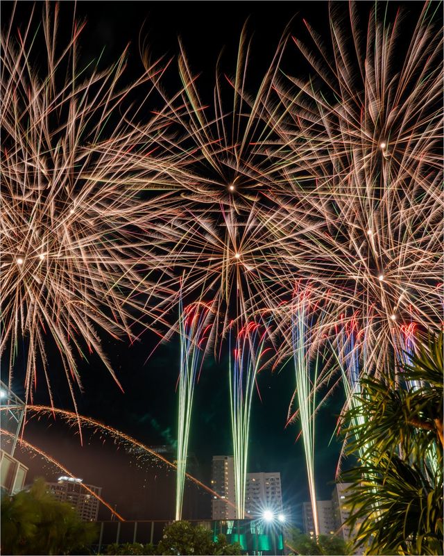 오픈 1주년을 축하하는 불꽃놀이. 