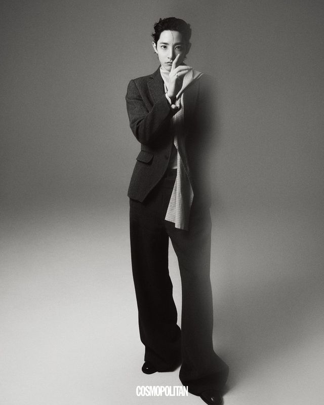 재킷, 셔츠, 팬츠 모두 Dries Van Noten. 반지 Bvlgari. 부츠 Christian Louboutin.