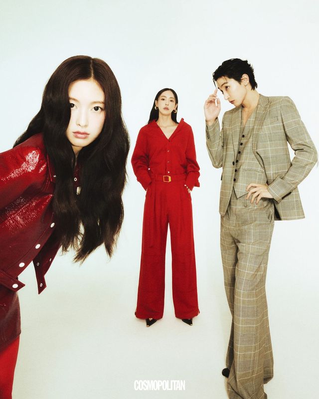 (아린)바이닐 재킷, 미니스커트 모두 Courrèges. 스타킹 스타일리스트 소장품. (이다희)셔츠, 팬츠, 귀고리 모두 Ami. 슈즈 Versace. (이수혁)스리피스 슈트 McQueen. 부츠 스타일리스트 소장품. 귀고리, 목걸이 본인 소장품.