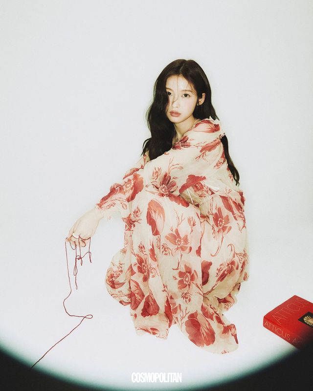 실크 드레스 Fendi. 반지 Scho Jewelry.