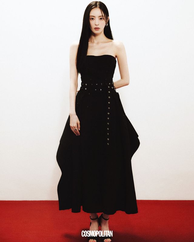 튜브톱 드레스 Rokh. 귀고리, 반지 모두 Attica. 슈즈 Gianvito Rossi.