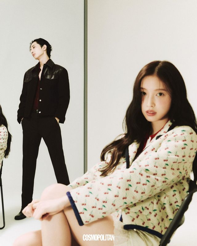 (이수혁)재킷, 카디건, 팬츠 모두 Gucci. 벨트, 슈즈 스타일리스트 소장품. (아린)자카르 재킷, 이너 톱, 러플 쇼츠 모두 Valentino.