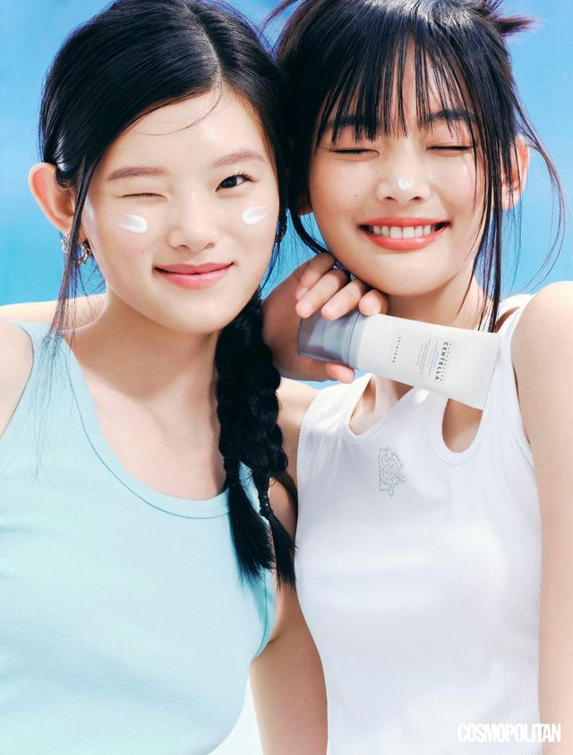 (리윤)슬리브리스 톱 3만9천원대 Movewarm. 귀고리 가격미정 스타일리스트 소장품. (명자훼)슬리브리스 톱 3만4천원대 Lalafox. 모델이 손에 들고 있는 제품은 마다가스카르 센텔라 히알루-시카 워터핏 선 세럼 SPF 50+ PA++++ 1만9천원 Skin1004.