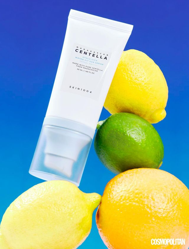 수분 크림을 바른 듯 촉촉한 히알루-시카 포뮬러가 피부 속까지 수분을 채워주고, 강렬한 햇볕에 달아오른 피부를 진정시킨다. 한국은 물론이고 미국 아마존 상위 랭크에 오르며 제품력을 인증받은 선크림답게 임상으로 검증된 100시간 속 보습 유지력은 덤. 덧발라도 백탁이나 밀림 없이 초밀착 수분막을 형성해 쿠션이나 파운데이션을 올려도 ‘화잘먹’ 광채 피부를 완성한다. 마다가스카르 센텔라 히알루-시카 워터핏 선 세럼 SPF 50+ PA++++ 1만9천원 Skin1004.