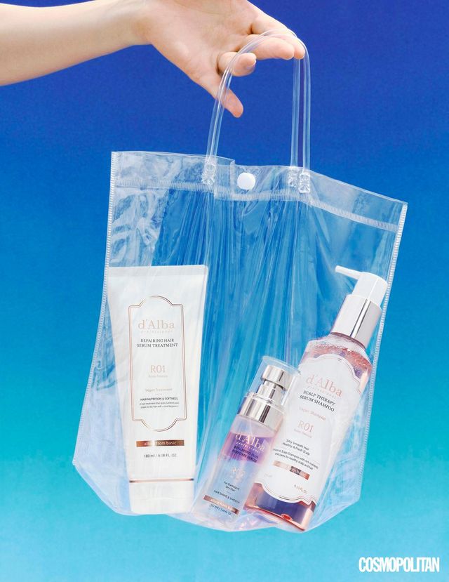 (왼쪽부터) 모발의 중심부터 바깥층까지 영양을 선사해 힘 있고 탄탄한 머릿결로 가꿔주는 트리트먼트. 별꽃 추출물이 큐티클을 케어해 손상을 예방하고 브랜드 독자 성분인 트러페롤TM이 머리카락에 윤기를 더한다. 프로페셔널 리페어링 헤어 세럼 트리트먼트 2만8천원 d’Alba. 장미와 프리지어가 어우러진 플로럴한 잔향이 오래도록 은은하게 남는다. 오일과 세럼을 3:7 황금 비율로 배합해 건조하고 갈라진 모발에 보습을 더한다. 미스트 타입의 헤어 세럼으로 안개처럼 가볍게 분사돼 떡짐 걱정 없이 사용할 수 있다. 프로페셔널 리페어링 헤어 퍼퓸 세럼 2만1천원 d’Alba. 히말라야산 핑크 솔트(소듐클로라이드)를 담은 세럼 포뮬러가 쫀쫀한 거품을 만들어 두피의 피지와 노폐물을 깨끗하게 세정한다. 저자극 미산성 베이스에 판테놀·살리실릭애시드·나이아신아마이드 성분을 더한 탈모 증상 완화 기능성 샴푸다. 프로페셔널 리페어링 스칼프 테라피 세럼 샴푸 로제 프리지어 3만8천원 d’Alba.
