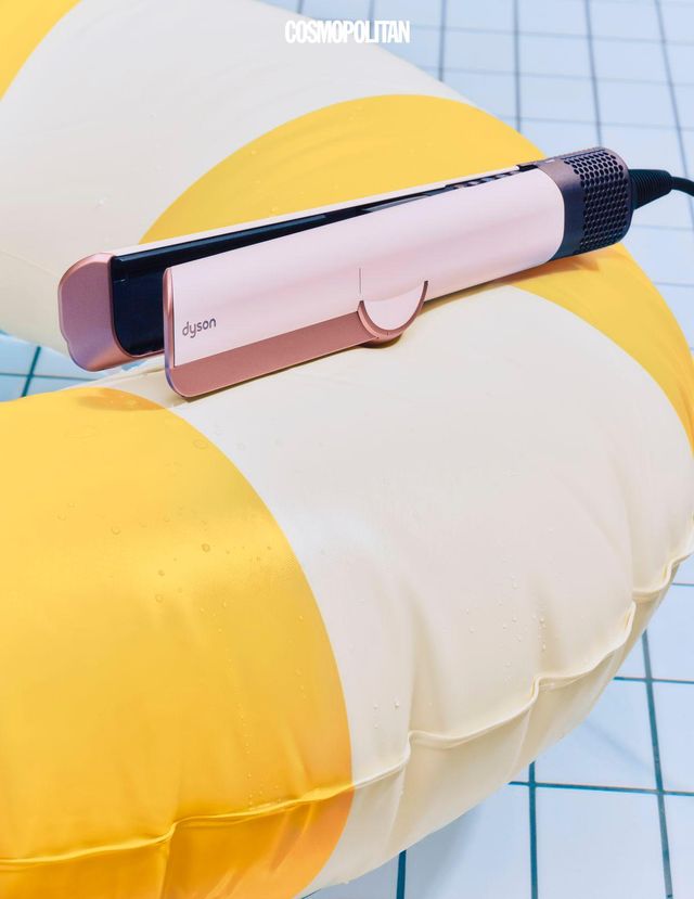 브랜드 최초 웨트&드라이 스트레이트너로 드라이와 동시에 매끄럽게 찰랑이는 스트레이트 헤어 스타일링이 가능하다. 지능형 열 제어 시스템을 갖춰 초당 최대 16회까지 바람 온도를 조절해 과도한 열로 인한 모발 손상을 방지하며, 기기 사이에 모발이 없을 경우 바람 속도가 줄어들고 3초간 사용을 멈추면 자동으로 일시 정지된다. LCD 스크린을 통해 바람 세기와 온도 설정을 직관적으로 확인할 수 있어 초보자도 손쉽게 사용 가능하다. 에어스트레이트 스트레이트너 세라믹 핑크/로즈 골드 59만9천원 Dyson. 