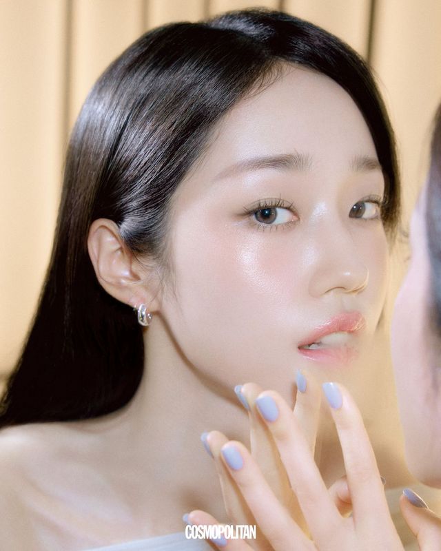 시폰 톱 Christopher Esber. 귀고리 스타일리스트 소장품.