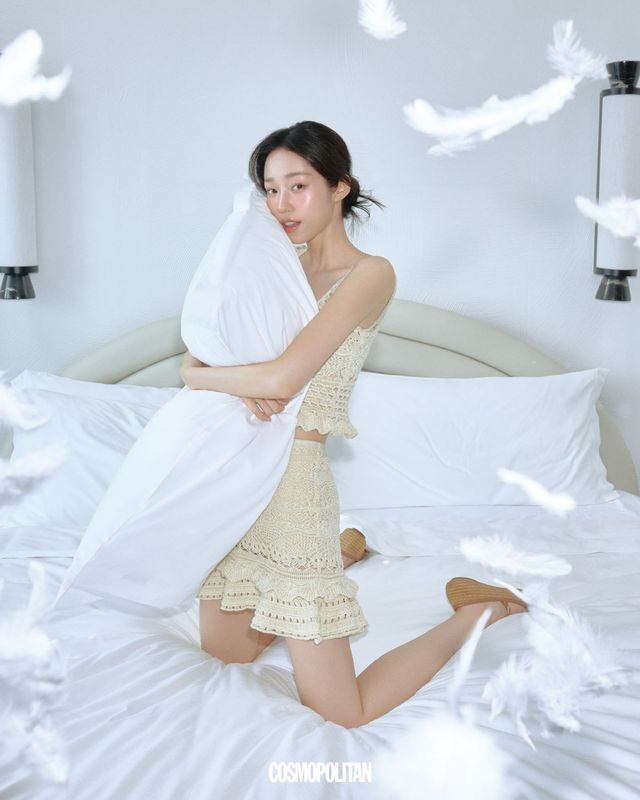 톱, 미니스커트 모두 Retrofête. 슈즈 Gianvito Rossi.