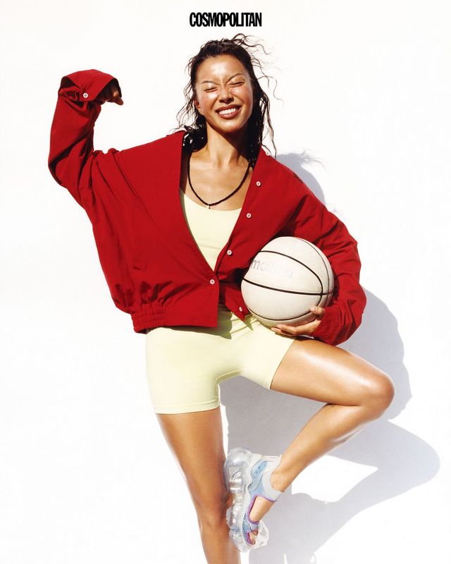 블루종 가격미정 Miu Miu. 보디슈트 3만9천9백원 H&M. 비즈 목걸이 가격미정 Eenk. 샌들 스니커즈 가격미정 Grounds. 