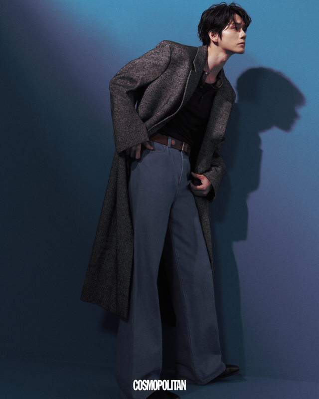 코트 LOEWE. 데님 팬츠 RECTO. 네클리스 TOMWOOD. 슬리브리스, 톱, 벨트, 슈즈 모두 스타일리스트 소장품.