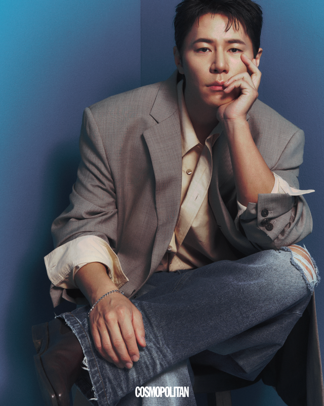 옐로 셔츠, 그레이 재킷 모두 RECTO. 팔찌 TOMWOOD. 슈즈 GREENDOOR by UNIPAIR. 이너 슬리브리스, 데님 팬츠 스타일리스트 소장품.