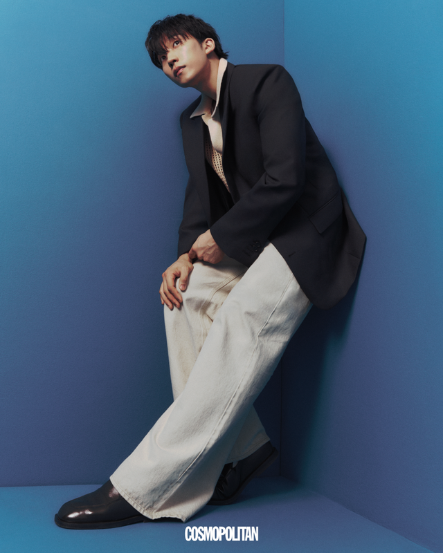 네이비 재킷 RECTO. 데님 팬츠 STU. 슈즈 COS. 이너 톱, 니트, 벨트 모두 스타일리스트 소장품.