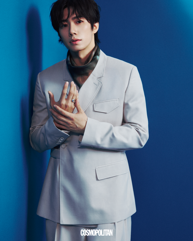 재킷, 팬츠 모두 DIOR MEN. 이너 톱, 스카프 COS. 링 TOMWOOD. 