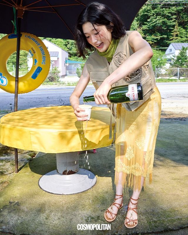 베스트 29만8천원 Open Yy. 스커트 42만원 YCH. 목에 두른 선 마스크 5만5천원 Patagonia. 샌들 1백70만원 Celine. 