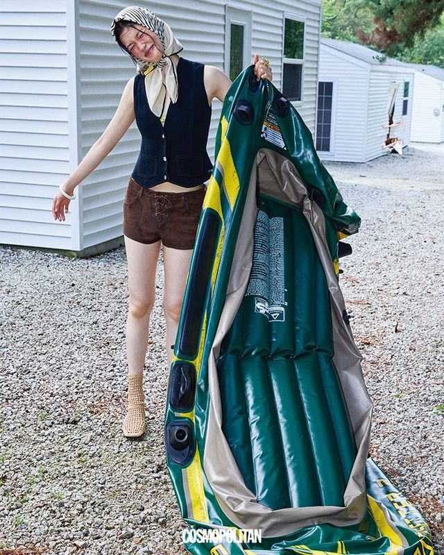 니트 베스트 55만3천원 Barrie. 비키니 세트 14만9천원 Open Yy. 스웨이드 쇼츠 가격미정 Isabel Marant. 머리에 두른 스카프 25만원 Toteme. 뱅글 69만원 Celine. 반지 가격미정 Dior. 메시 부츠 59만8천원 Eenk. 