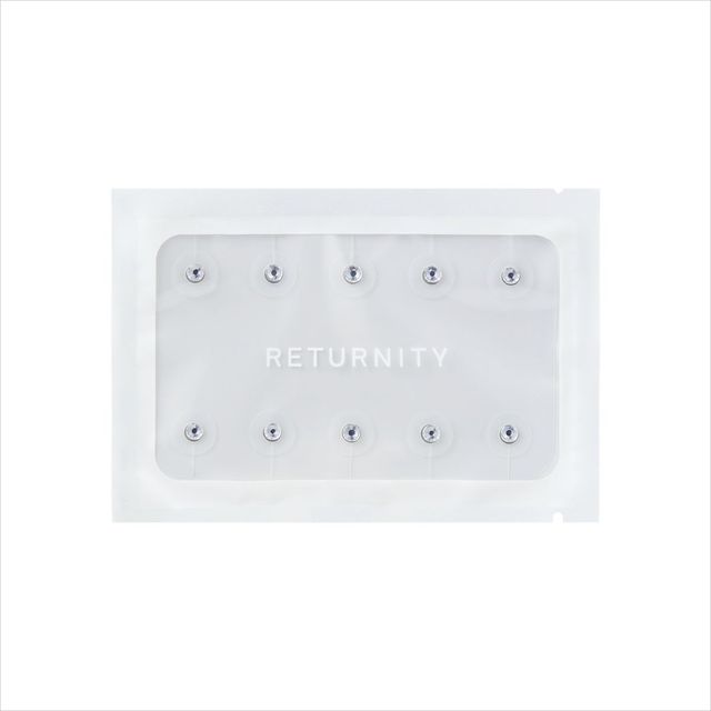 패치 앞면에 크리스털 장식이 있어 귀고리처럼 연출할 수 있고 최대 48시간 착용 가능해 데일리 부기템으로 제격이다. 이어테라피 크리스탈 1만2천9백원 Returnity. 