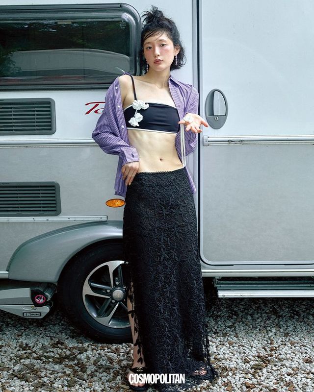 셔츠 가격미정 Polo Ralph Lauren. 비키니 톱 22만원대 Self-Portrait. 스커트 가격미정 Toteme. 귀고리 28만8천원 Subyul. 플립플롭 가격미정 Chanel. 