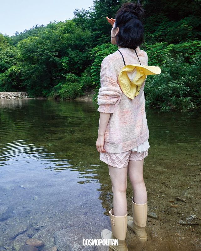 카디건, 타프타 쇼츠 모두 가격미정 Chanel. 블라우스 30만3천원 All Saints. 하이킹 해트 8만원 Salomon. 귀고리 4만9천원 Cos. 레인 부츠 15만9천원 Margesherwood. 