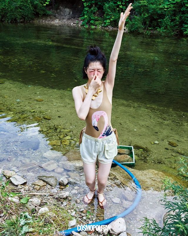 스윔슈트 80만원대, 조개 목걸이 1백50만원대, 젤리 슈즈 70만원대 모두 Chloé. 러닝 쇼츠 13만9천원 PumaxOpen Yy. 