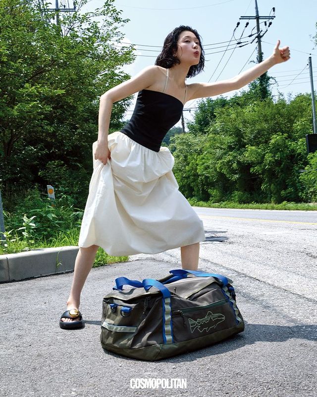 드레스 68만원 Leha. 비키니 톱 19만원 Toteme. 더플백 26만9천원 Patagonia. 플립플롭 99만원 Loewe. 