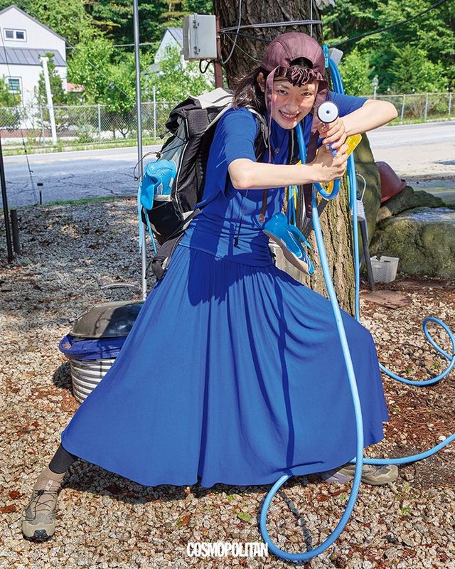 드레스 가격미정 Ferragamo. 볼캡 9만2천원 Atiissu. 비즈 목걸이 38만8천원 Subyul. 백팩 25만원, 스니커즈 32만원 모두 Salomon. 가방에 걸린 스니커즈 13만9천원 PumaxOpen Yy. 양말 에디터 소장품. 