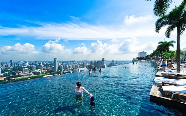 싱가포르가 한눈에 보이는 인피니티 풀.