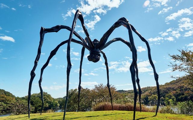 루이즈 부르주아, 〈엄마〉, 1999, 청동, 스테인리스 스틸, 대리석, 927.1x891.5x1023.6cm. 호암미술관 희원 설치 전경, 2021.