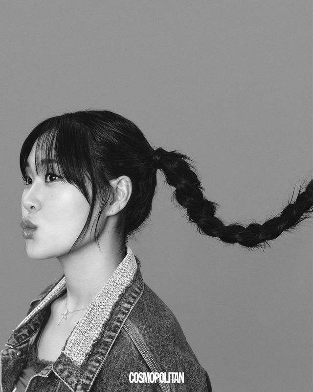 데님 재킷 Münn. 이너 톱 Sculptor. 목걸이 JyddM.