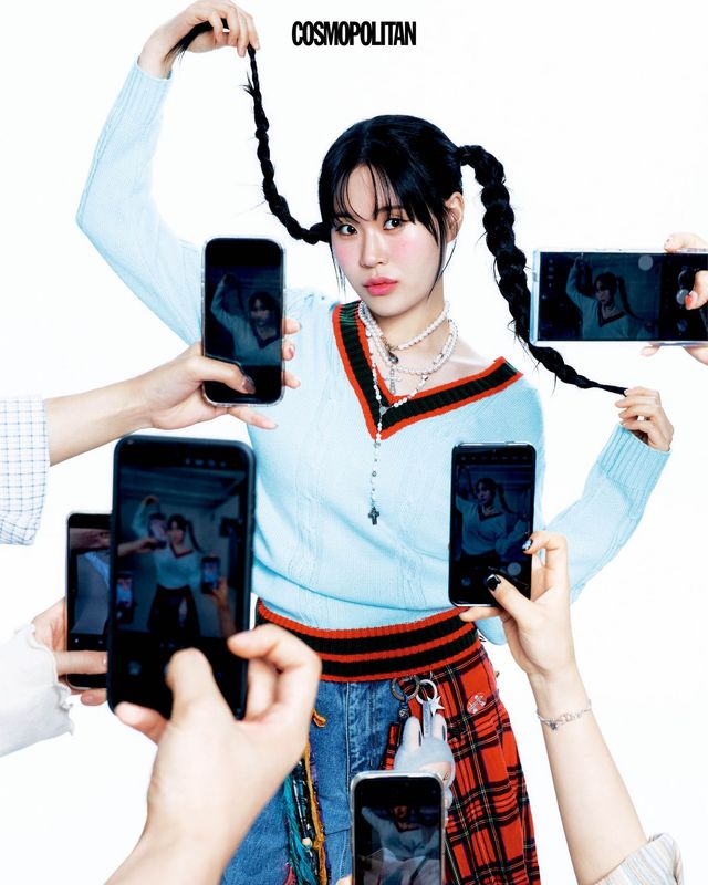 니트 톱 Gucci. 데님 팬츠 Resurrection13. 키 링 Labubu. 목걸이 스타일리스트 소장품.