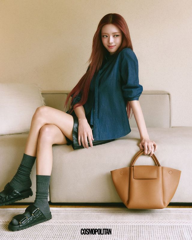 레스백_1 미디엄 토트백 43만9천원, 데님 블라우스, 쇼츠 모두 Beanpole. 양말, 슈즈 스타일리스트소장품.