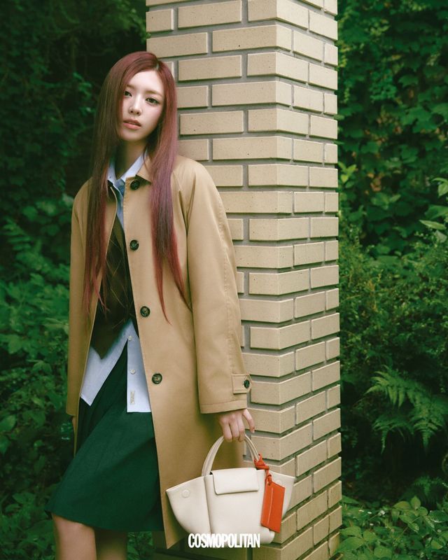 레스백_1 스몰 토트백 32만9천원, 맥 코트, 카디건, 셔츠, 플리츠스커트 모두 Beanpole.