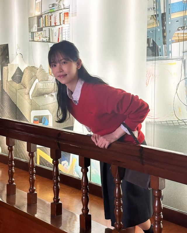 니트와 셔츠를 레이어링 한 강한나. 인스타그램 @k_hanna_