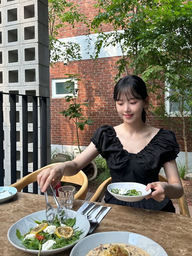 올블랙 룩을 귀엽게 소화한 강한나. 인스타그램 @k_hanna_