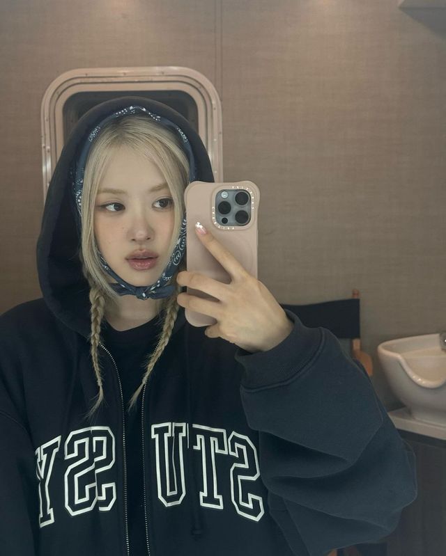 후디에 스카프를 둘러 포인트를 준 로제 인스타그램 @roses_are_rosie 