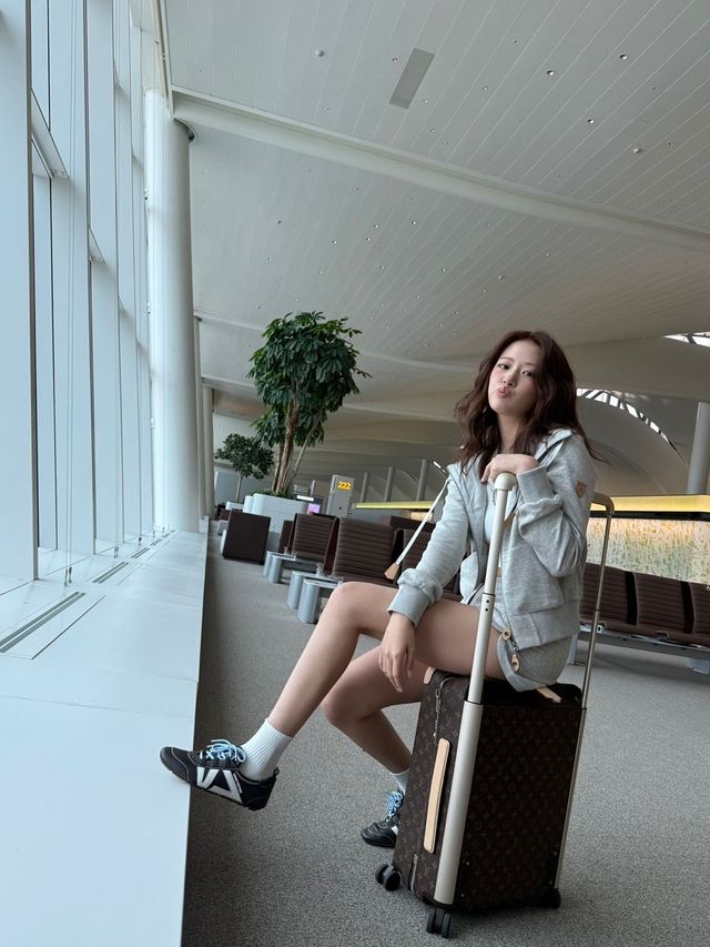 숏기장의 후드집업, 팬츠 셋업을 소화한 안유진 인스타그램 @_yujin_an