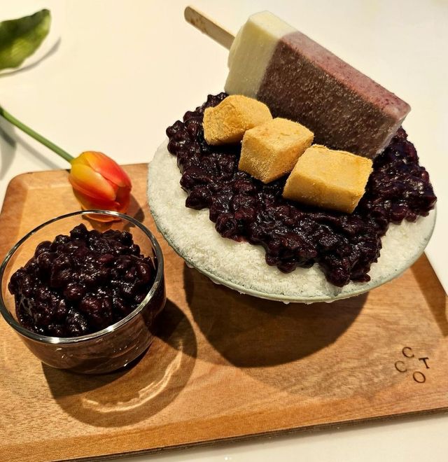 담장옆에국화꽃의 대표 메뉴인 팥바팥빙수와 홍시빙수. 인스타그램 @ccot_insa