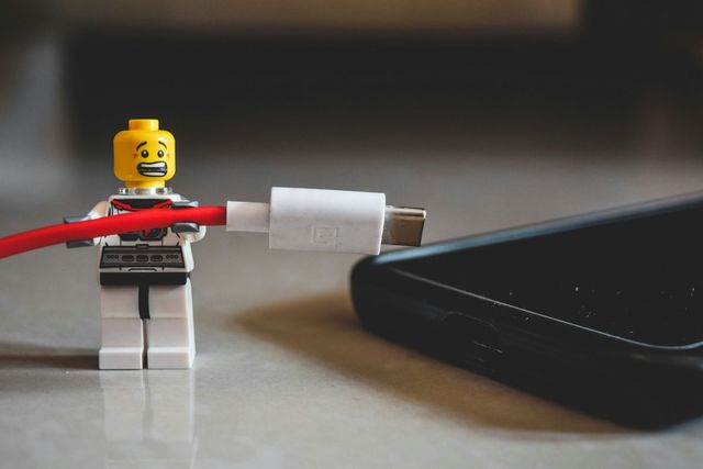 정품 충전기를 쓰지 않으면 화재 위험도 높아져. 언스플래쉬