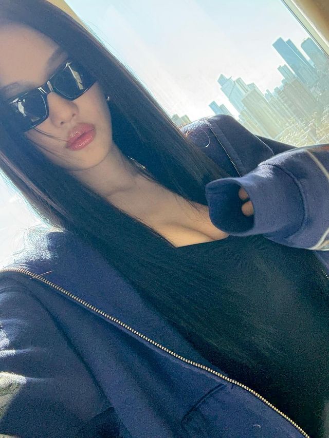 후드집업과 트레이닝 팬츠, 털부츠와 선글라스로 마무리한 닝닝 룩 인스타그램 @imnotningning