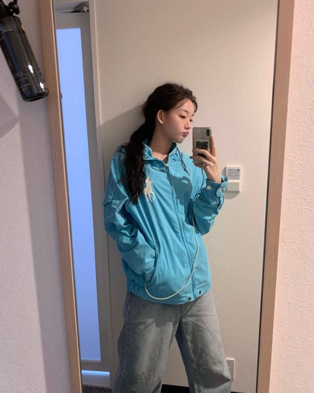 바람막이 재질의 후드집업으로 경쾌한 룩을 연출한 최윤지 인스타그램 @yoonjiiii