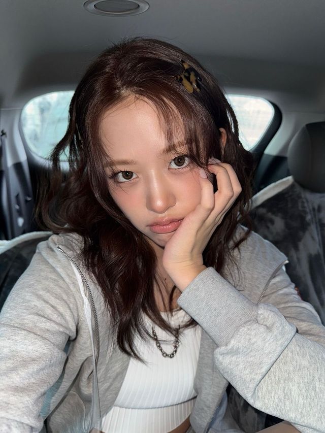 숏기장의 후드집업, 팬츠 셋업을 소화한 안유진 인스타그램 @_yujin_an