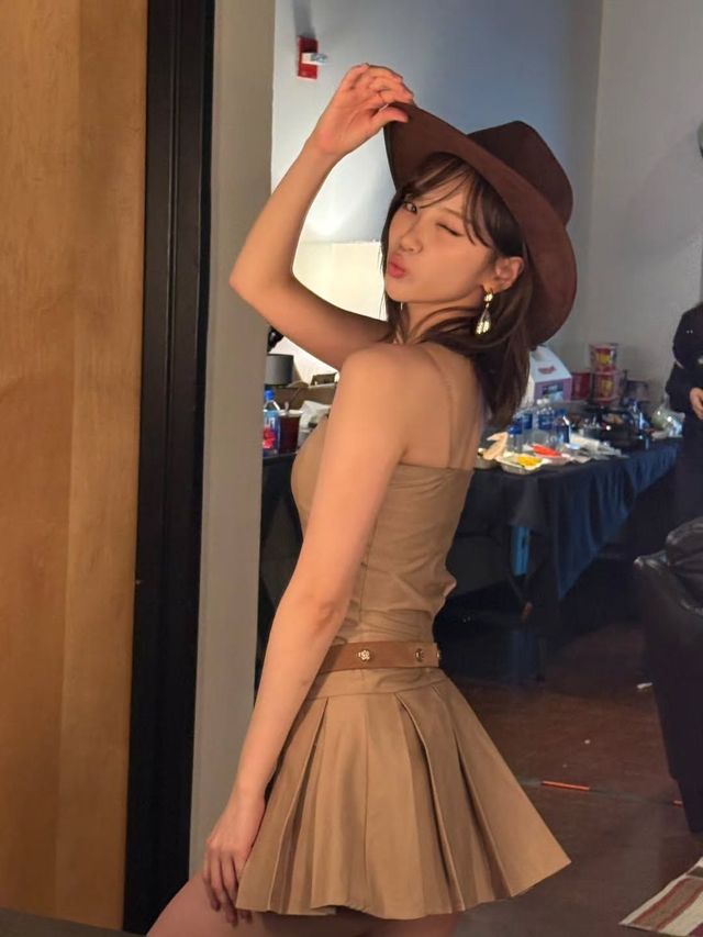 브라운 톤 웨스턴 룩을 완성한 채원 @_chaechae_1