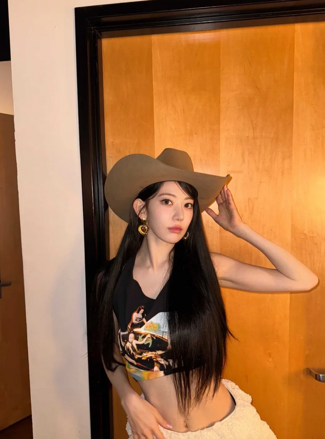 과감한 카우걸 무드를 연출한 사쿠라 @39saku_chan