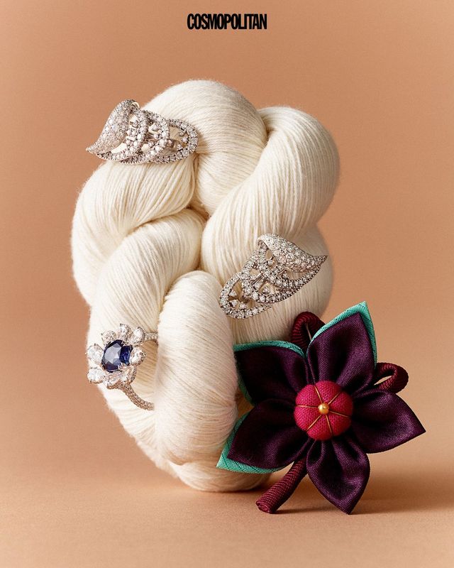 다이아몬드 세팅의 온데 이어링, 사파이어를 둘러싼 다이아몬드가 인상적인 젬디 링 모두가격미정 Damiani. 명주실 Yujuboutique.