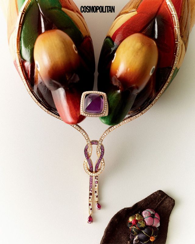 루비와 다이아몬드를 세팅한 샹스 인피니 네크리스 가격미정, 카보숑 컷 애머시스트를 중심으로 다이아몬드를 세팅해 광채를 극대화한 빵 드 쉬크르 링 1천6백33만원 모두 Fred.