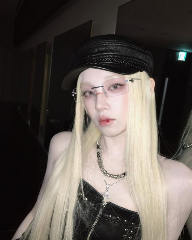 무테안경으로 록시크 무드를 완성한 우기. @yuqisong.923