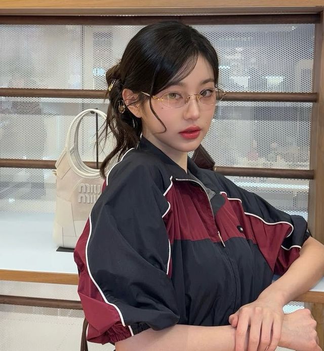 트랙 재킷과 무테안경을 쓴 장원영. @for_everyoung10