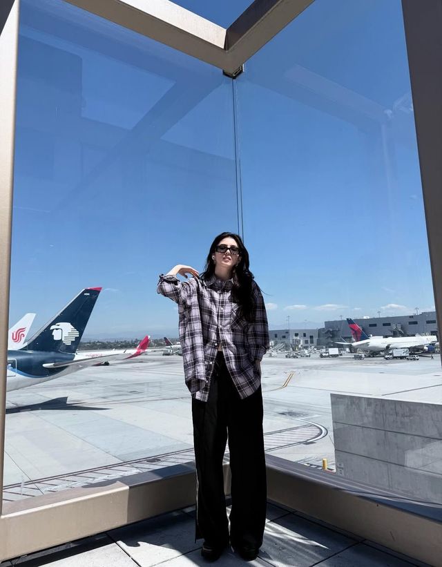 한소희의 애착 셔츠 스타일링 인스타그램 @xeesoxee